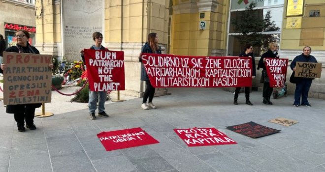 U Sarajevu glas protiv zlupotrebe feminističke borbe: Osmomartovski protest ispred Vječne vatre