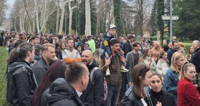 I u Banjaluci studenti i brojni građani izašli na ulice: 'Evo nas. Svih 11(.52)... Pumpaj!'