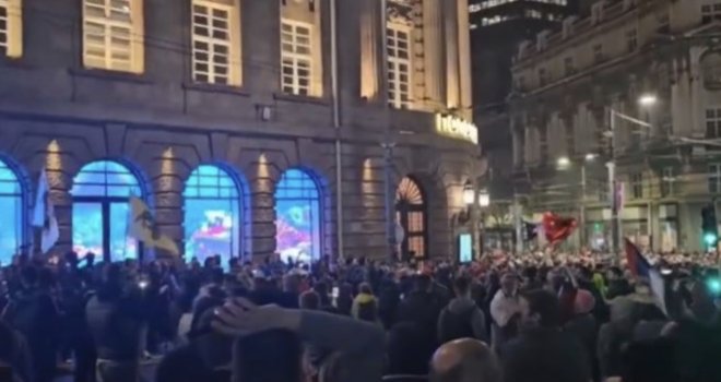 Pogledajte jezivi trenutak na protestu: Ovo je snimka 'zvučnog topa'