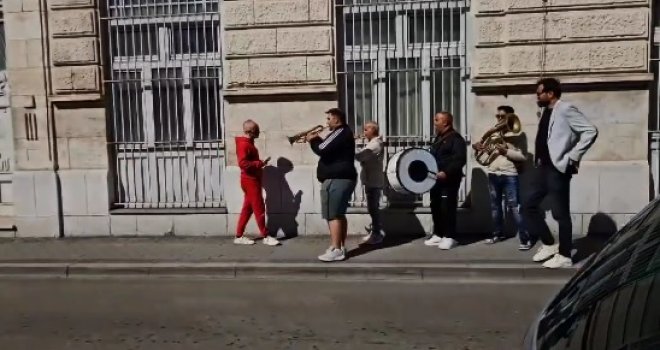 Mostarac razvod proslavio uz  trubače iz Srbije, burek i veliko veselje u kafani