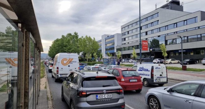 Ko ne mora, neka ne ide: Sarajevske saobraćajnice jutros su 'zatrpane' vozilima