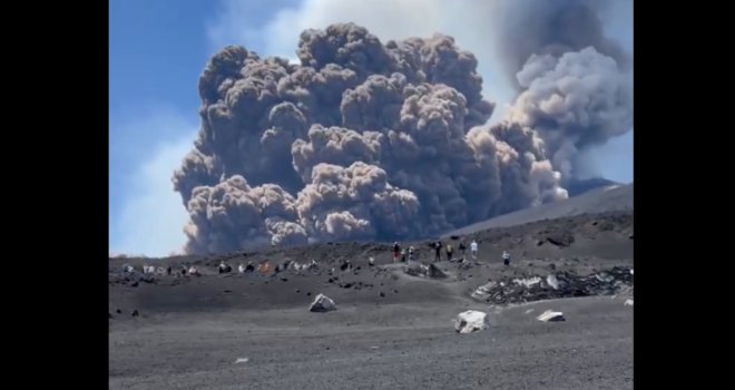 Turisti bježe: Urušavanje kratera vulkana Etna izazvalo masivnu erupciju