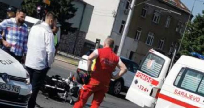 Vozačica motocikla sudarila se da vozilom Hitne pomoći u Sarajevu, teško je povrijeđena