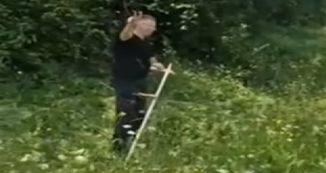 U svom stilu: Nenad Nešić kosio travu na livadi i uz osmijeh pokazivao tri prsta