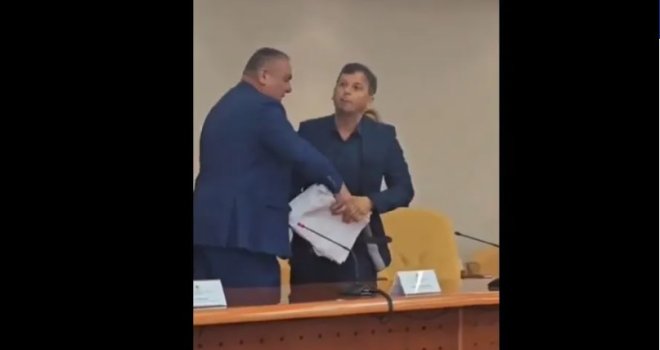 'Majmune jedan, debeli! Nije ti ovo prćija, bolan!': Vukanović krenuo da se fizički obračuna sa Stevandićem