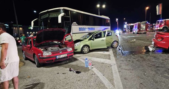 Nova nesreća u BiH, uhapšen vozač 'opela': Sudar autobusa i tri vozila, jedna osoba teže povrijeđena i pet lakše 