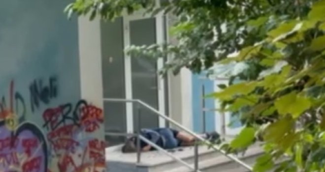 Užasne slike na Višnjiku: U potrazi za hranom, narkoman se uspio popeti na 1. sprat, ušao u kuću... Drugi ležao na trotoaru! 