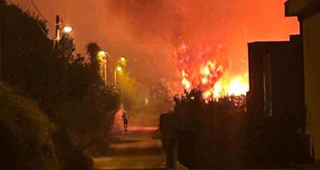 Požar katastrofalnih razmjera na hrvatskoj obali: Magistrala je zatvorena, pokušavaju spasiti kuće