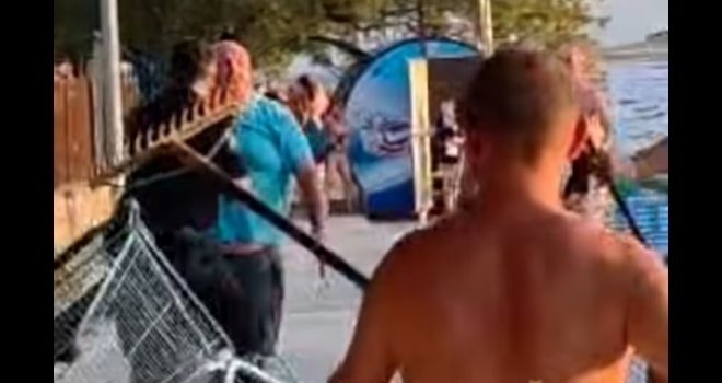 Makljaža na Jadranu: Turisti i lokalci se potukli, sijevale grablje i lopate, jedan izvukao i sjekiru!