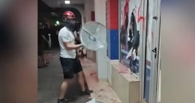 Srbija u rasulu: Demolirane prostorije SNS-a, desetine povrijeđenih i uhapšenih u sve brutalnijim protestima 