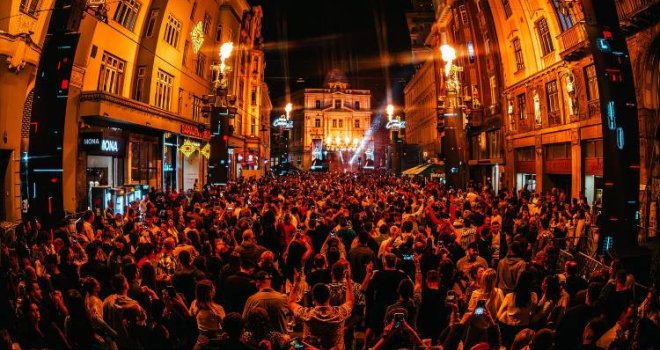 Fantastične slike Sarajeva iz završne noći 31. SFF-a: Hiljade sanjara plesalo u Titovoj ulici uz Laylu Benitez