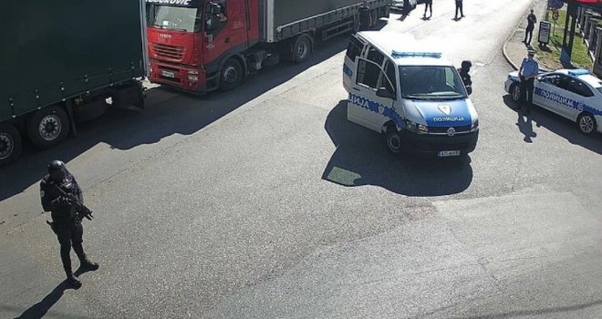 Šta se dešava: Duge cijevi na bh. graničnom prelazu?