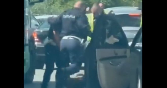 Suspendovani srbijanski policajci koji su šutirali čovjeka na podu tokom akcije
