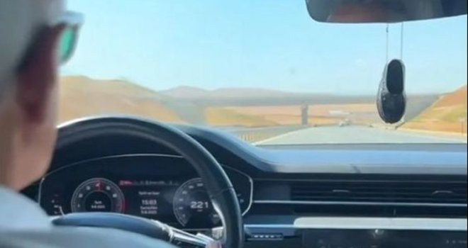 Obijesni ministar saobraćaja se pohvalio: Snimio kako vozi 225 km/h, sluša narodnjake i govor predsjednika