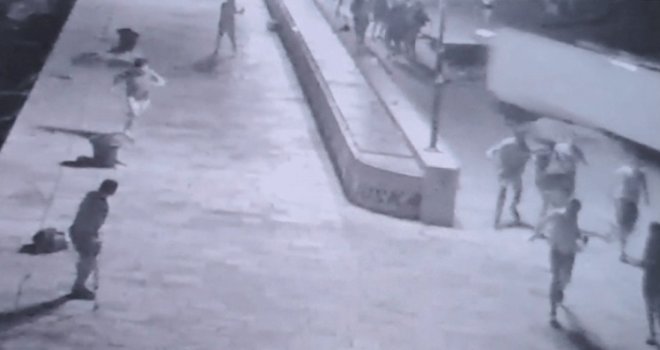 Procurio snimak kako se brod zabija u splitsku obalu! Ljudi panično bježa, životi se spašavaju u sekundama