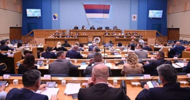Burno na sjednici NSRS, Vučinić upozorava: 'Ako poslanici budu glasali za novu vladu, čine krivično djelo!'