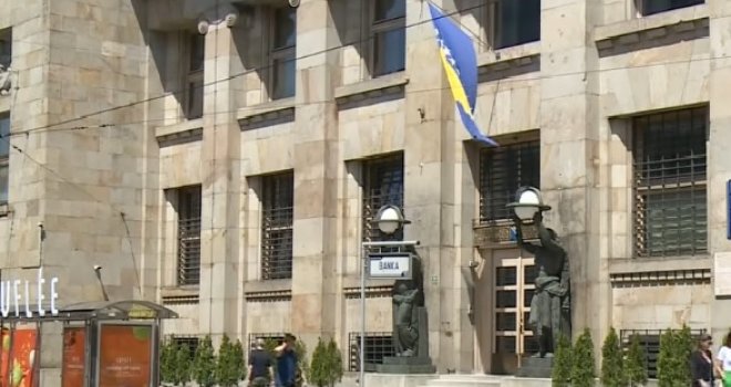Drama u Sarajevu: Vozač BMW-a nasrnuo na djevojku, prolaznici spriječili sukob