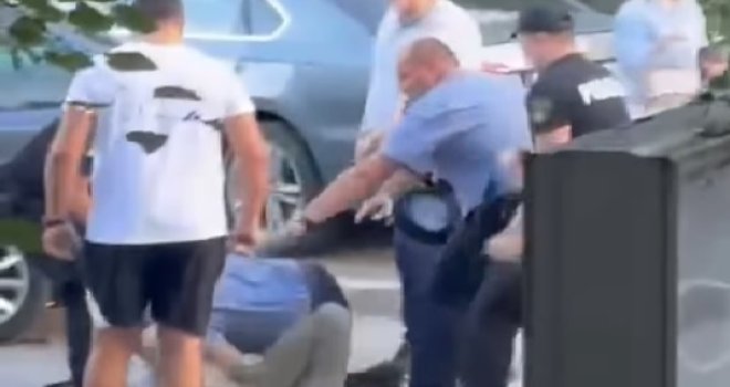 Snimak incidenta u Goraždu: Bahati vozač udario policajca, građani pomogli pri  hapšenju